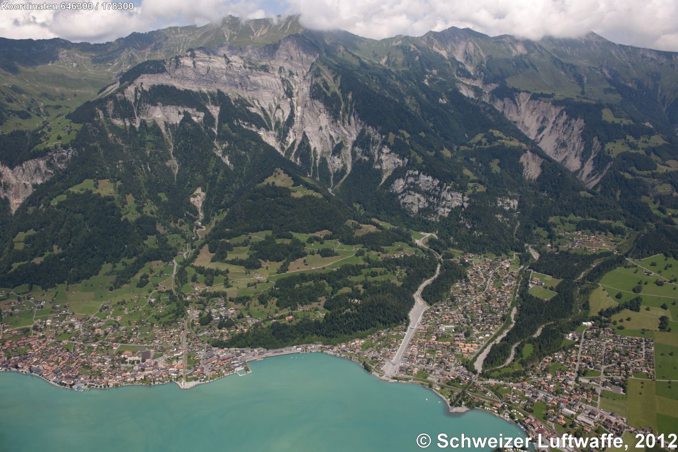 Links im Bild: Brienz, durchflossen vom Trachtbach; rechts: Schwanden b. Brienz mit starker Verbauung des Glysibachs; Bildecke rechts: Lauenen mit dem Delta des Schwanderbach